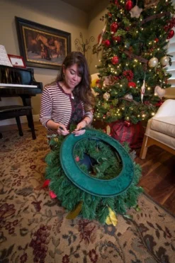 Village Lighting Deluxe Door Saver For Christmas Wreaths V-11101-DLX -Xmas Ornaments Shop apikfg2wt 68122.1646091887